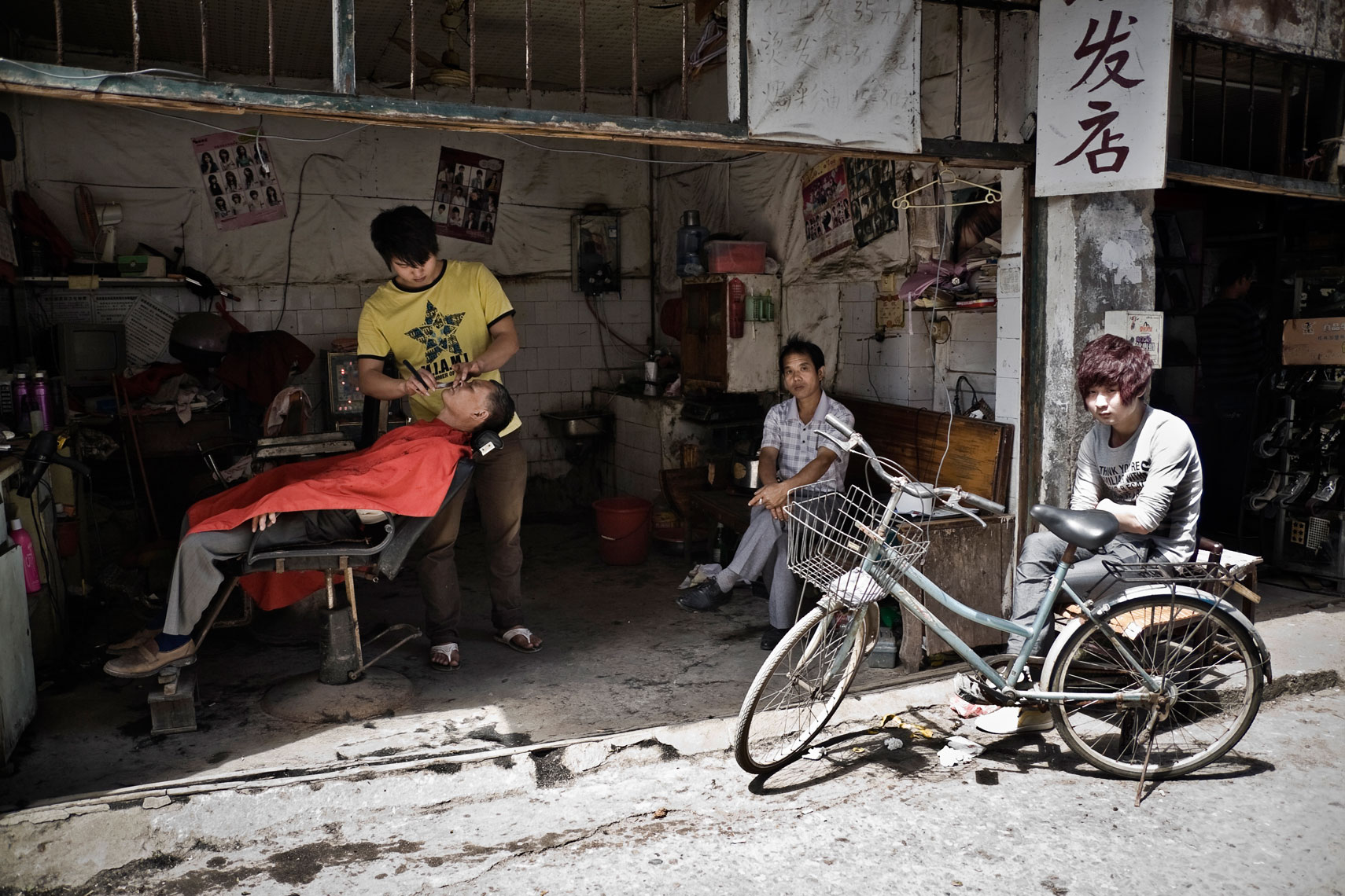 CHINA. Guilin, Guangxi Province, September 2012. A barbershop.